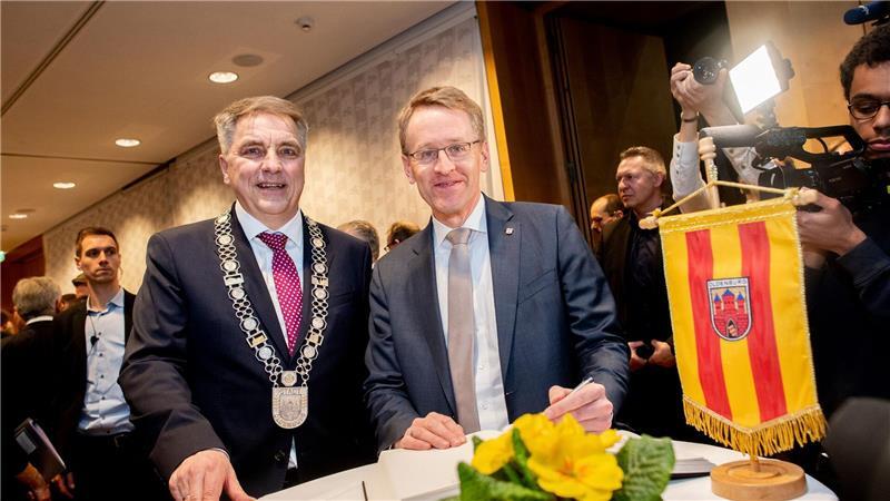 Ministerpräsident Günther ist neuer Grünkohlkönig Neuer Grünkohlkönig: Daniel Günther (CDU, rechts)