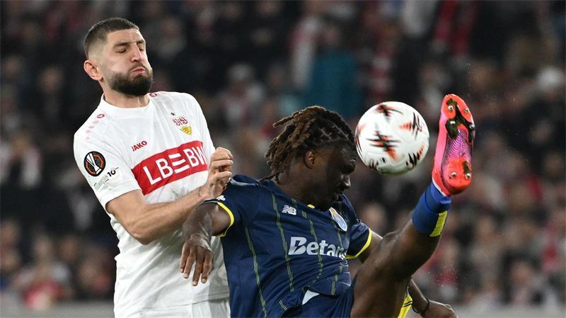 Neuer HSV-Stürmer: Der Nigerianer Terem Moffi - hier noch im Trikot des FC Porto (r) im Europa-League-Spiel gegen den VfB Stuttgart. (Archivbild)