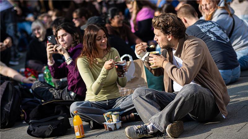 Neuer Internet-Trend:  Menschen treffen sich in Hannover, einem Platz in Hannover, um Pudding mit Gabeln zu essen. 