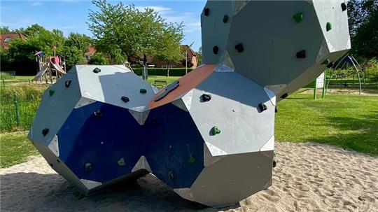Neuer Kletterwürfel auf dem Spielplatz im Westfeld in Jork.