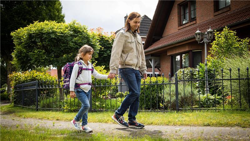 8 Tipps: So machen Sie Ihr Kind fit für den Schulweg Neuer Ranzen, neue Wege: Da ist es wichtig, dass Eltern ihre Kinder auch im übertragenen Sinne vorm Schulstart an die Hand nehmen.