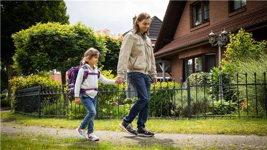 Neuer Ranzen, neue Wege: Da ist es wichtig, dass Eltern ihre Kinder auch im übertragenen Sinne vorm Schulstart an die Hand nehmen.