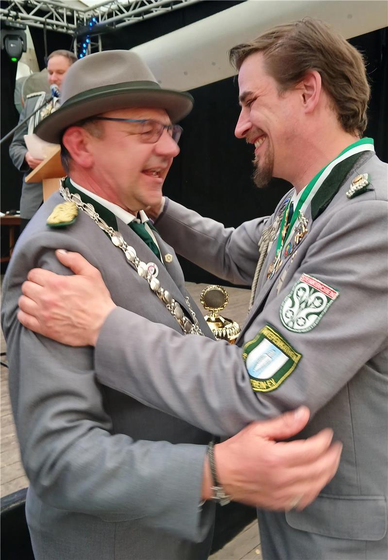Neuer Stadtschützenkönig Stade ist René Friedrich (links). Er löst Sebastian Läufer ab. Damit bleibt der Titel in Wiepenkathen.