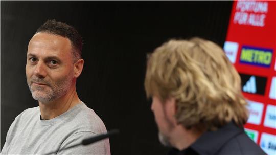 Neuer Trainer Alexander Ende (l) soll für Fortuna Düsseldorf mehr als eine kurzfristige Lösung sein. 