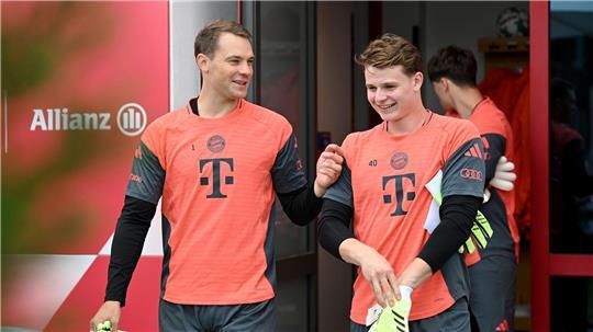 Urbig kommt mit Bayern heim - „Der Hunger ist sehr groß“ Neuer-Vertreter: Jonas Urbig (r) darf sich auf seinen nächsten Einsatz im Bayern-Tor freuen. (Archivfoto)