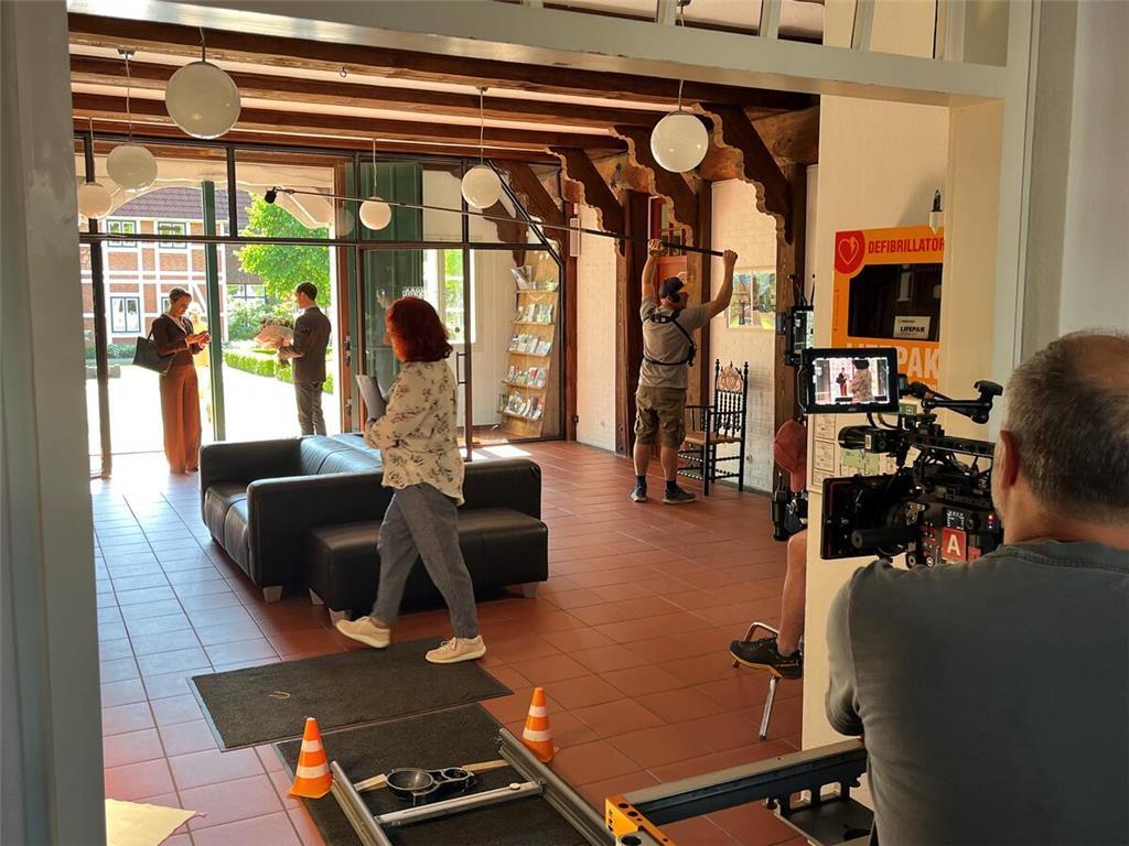 „Neuer Wind im Alten Land“ im Rathaus in Jork, Lucy Vollmer läuft durch das Bild...