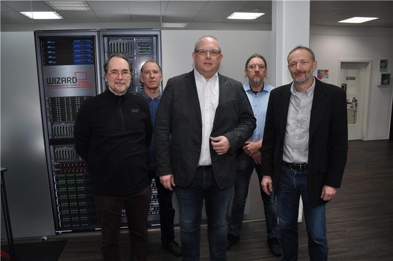 Neuer geschäftsführender Gesellschafter wurde zum 1. Januar 2020 Normen Herting (Mitte) von der Otterndorfer Prüfer & Herting GmbH & Co. KG. Foto: Schmidt