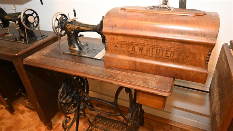 Neues Exponat: Die Nähmaschine trug mit Reuter den Namen eines örtlichen Kaufmanns, doch es war eine echte Singer.