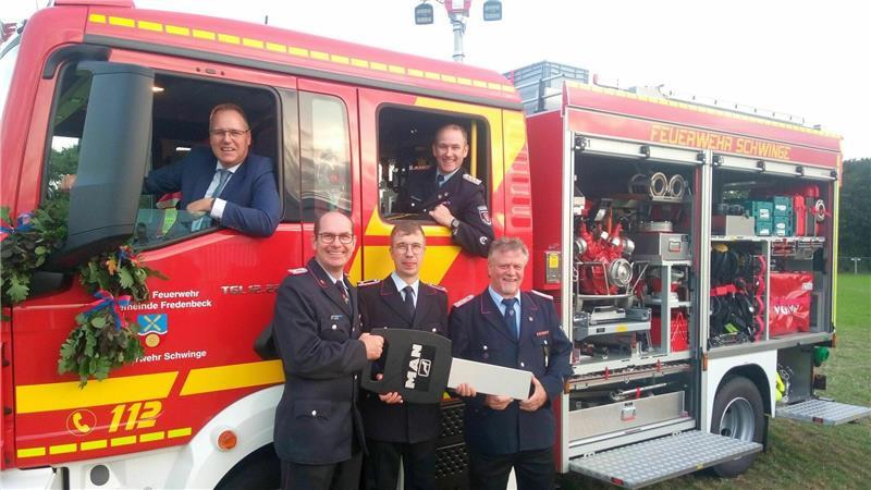 Neues Fahrzeug zum 100-jährigen Jubiläum der Schwinger Ortswehr im vergangenen Jahr (von links): Fredenbecks Samtgemeindebürgermeister Matthias Hartlef, Ortsbrandmeister Torsten Bluschke, Gerätewart Julian Kalt, Gemeindebrandmeister Sven Dammann und der stellvertretende Ortsbrandmeister Torsten Ropers.