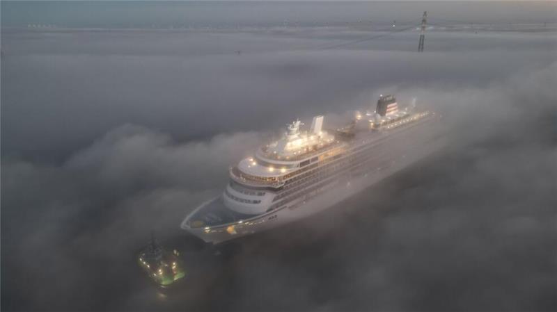 Neues Kreuzfahrschiff aus der Meyer-Werft - die „Asuka III“  auf dem Weg in die Niederlande