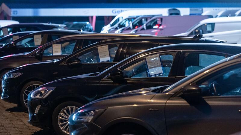 Neues Pkw-Label: Farblich gekennzeichnete CO2-Klassen sollen ab dem 1. Mai auf einen Blick zeigen, wie viele CO2-Emissionen ein Fahrzeug im Vergleich zu alternativen Modellen ausstößt.