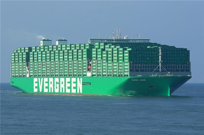 Neues weltgrößtes Containerschiff: Die „Ever Ace“ soll Mittwochabend gegen 19 Uhr am HHLA-Burchardkai festmachen. Foto: Hasenpusch