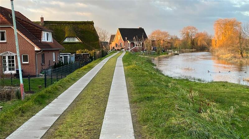 Neugebauter Deich in Neuenkirchen -- Wackelpuddingdeich wurde verstärkt - hält.