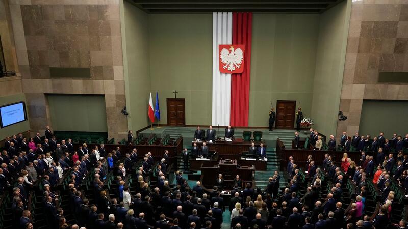 Polen: Duda beauftragt Morawiecki mit Regierungsbildung Neugewählte Mitglieder des polnischen Parlaments während der ersten Sitzung des Unterhauses (Sejm).