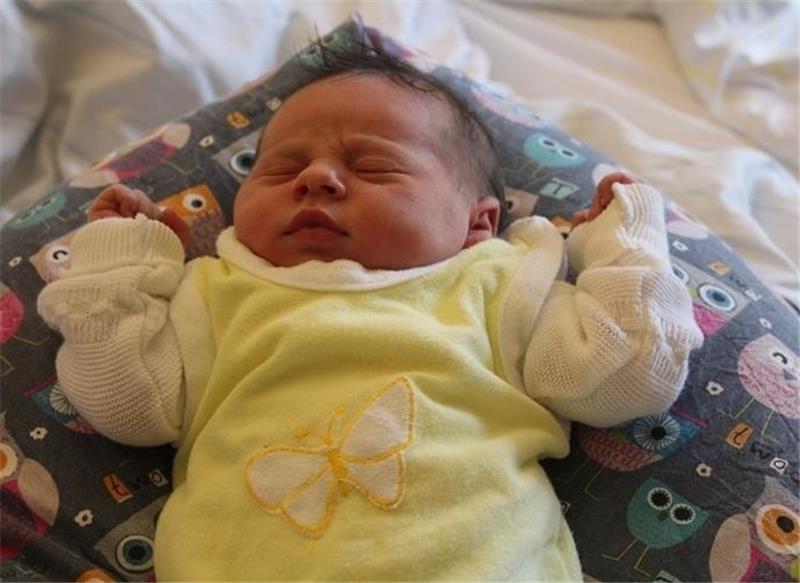 Neujahrsbaby im Elbe Klinikum Stade: Mina kam um 1.16 Uhr zur Welt, ist 3 130 Gramm schwer und 50 Zentimeter groß. 2017 wurden im Stader Klinikum 1 191 Babys geboren, in Buxtehude waren es 986. Foto Schult