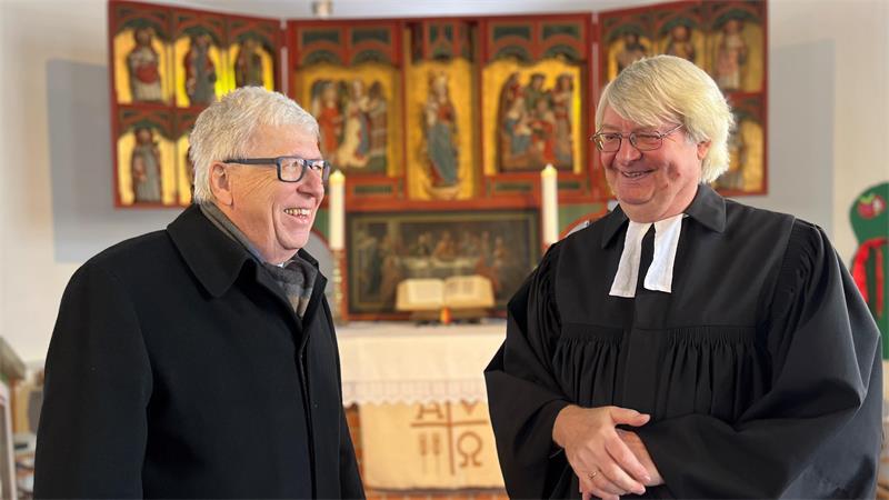 Er lässt die Kirche im Dorf: Jetzt geht Pastor Junge in den Ruhestand Neujahrsempfang 2026: Bürgermeister Dirk Thobaben im Gespräch mit Pastor Uwe Junge vor dem 600 Jahre alten Altar der St.-Marien-Kirche in Twielenfleth.
