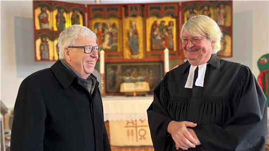 Neujahrsempfang: Bürgermeister Dirk Thobaben im Gespräch mit Pastor Uwe Junge vor dem 600 Jahre alten Altar der St.-Marien-Kirche in Twielenfleth.