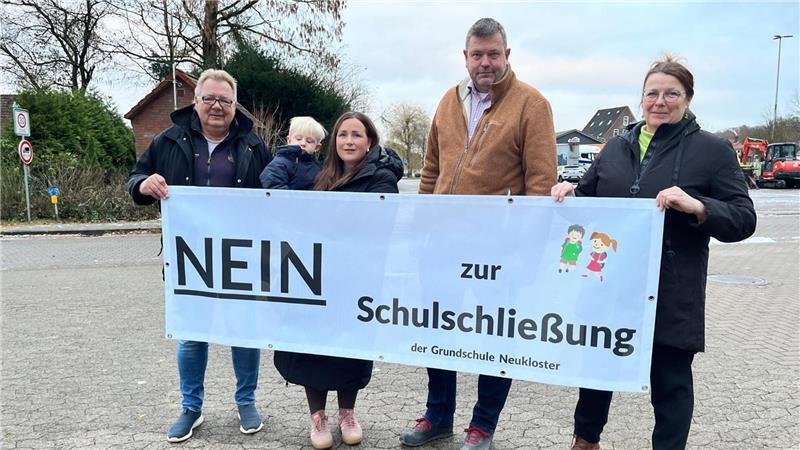 Neukloster kämpft um die Grundschule: Wilhelm, Matti und Lisa Lühmann sowie Marcus Schulz und Britta Jahnke stehen dafür ein.