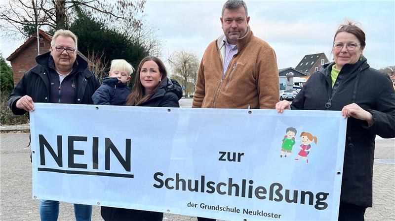 Neukloster kämpft um die Grundschule: Wilhelm, Matti und Lisa Lühmann sowie Marcus Schulz und Britta Jahnke stehen dafür ein.
