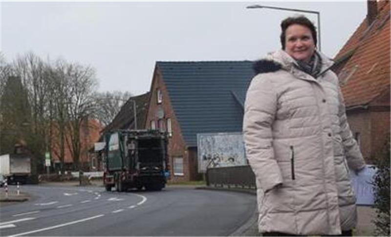 Drohendes Aus in Neukloster: Ein Dorf kämpft um seine Grundschule Neuklosters Ortsbürgermeisterin und SPD-Ratsfrau Anja Heckert bei einem Ortstermin an der B73.