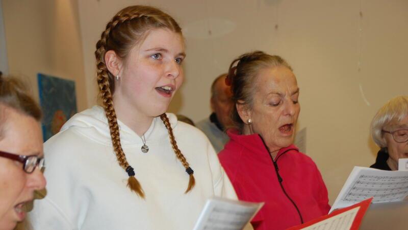 Neuling im Chorgesang: Die 24-jährige Lea Bartelt aus Apensen (Mitte) inmitten versierter Chorsängerinnen.