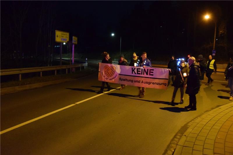 Neun Demonstratnten organisierten einen angemeldeten Gegenprotest. Foto: Wisser