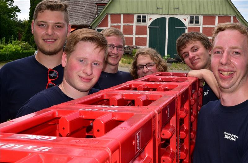 Neun Kisten stemmt die Mannschaft der Feuerwehr Mulsum (von links): Tim Steingräber, Joshua Eckstein, Kai Behnken, Jörn Heitmann, Hagen Possenriede, Jan Michel Seba. Foto Beneke