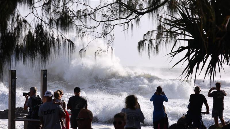 Neun Meter hohe Wellen türmten sich vor der Küste.