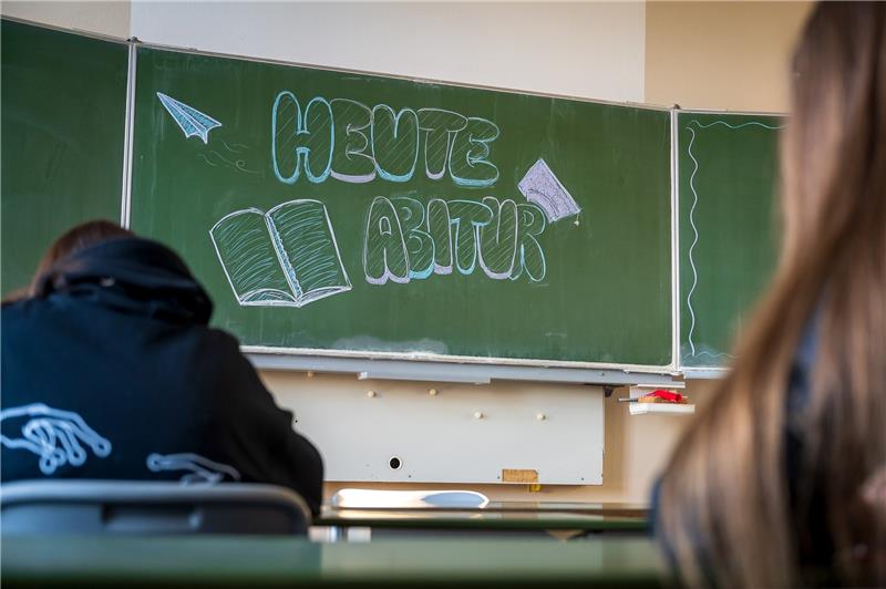 Neun Schülerinnen und Schüler haben sich in Buxtehude für das „AbiBac“ entschieden. Foto: Schuldt/dpa