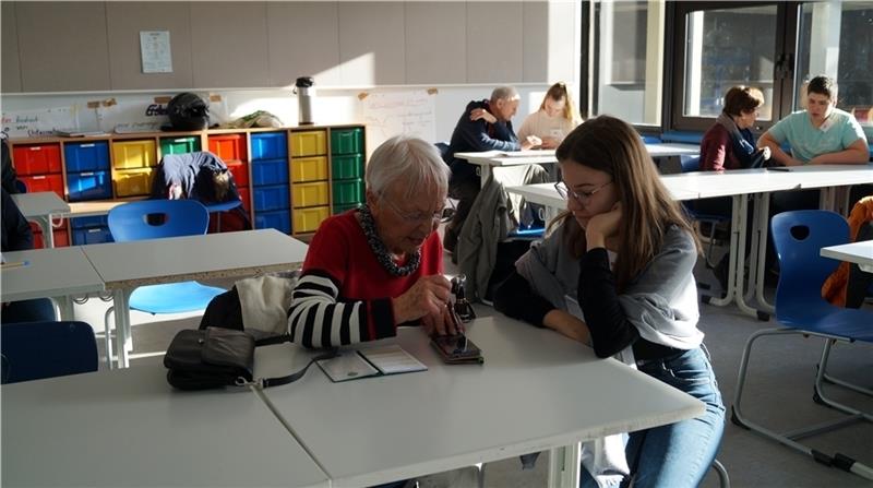 Neuntklässler bringen Senioren den Umgang mit Smartphones und Tablets näher. Fotos: Seeldrayers