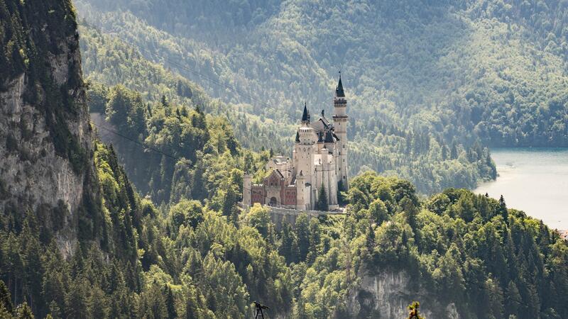 Neuschwanstein bei Schwangau im Allgäu gehört zu den berühmtesten Schlössern der Welt. Mitte 2025 wird die Unesco in Bulgarien entscheiden, ob es Welterbe wird. (Archiv)