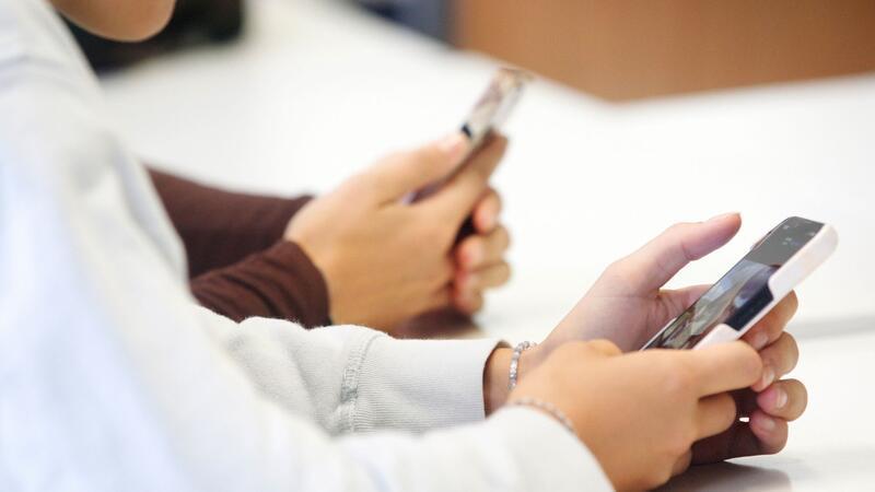 Neuseeland verbietet Mobiltelefone an Schulen Neuseeland verbietet Mobiltelefone an Schulen.