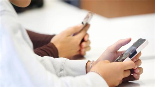 Neuseeland verbietet Mobiltelefone an Schulen.
