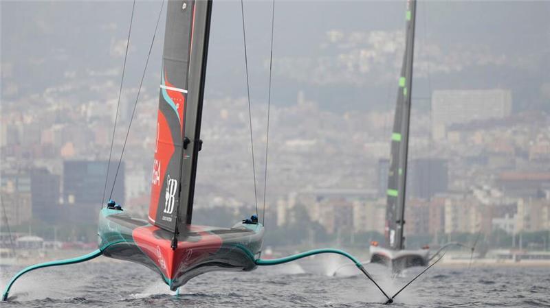 America’s Cup: Neuseelands Verteidiger vor erneutem Triumph Neuseelands Team (l) steht dicht vor der erfolgreichen Verteidigung des America’s Cup.