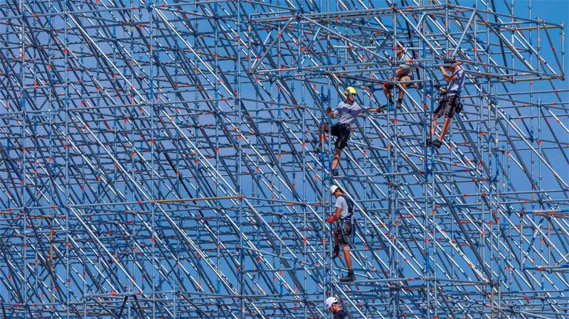 Neustadt-Glewe: Großes Setup, große Bühne – Airbeat One nimmt auf dem Flughafengelände Gestalt an