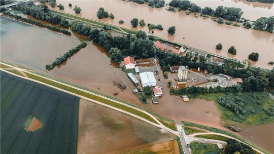 Blick auf eine überflutete Gewerbefläche an der Donau im Landkreis Kelheim.