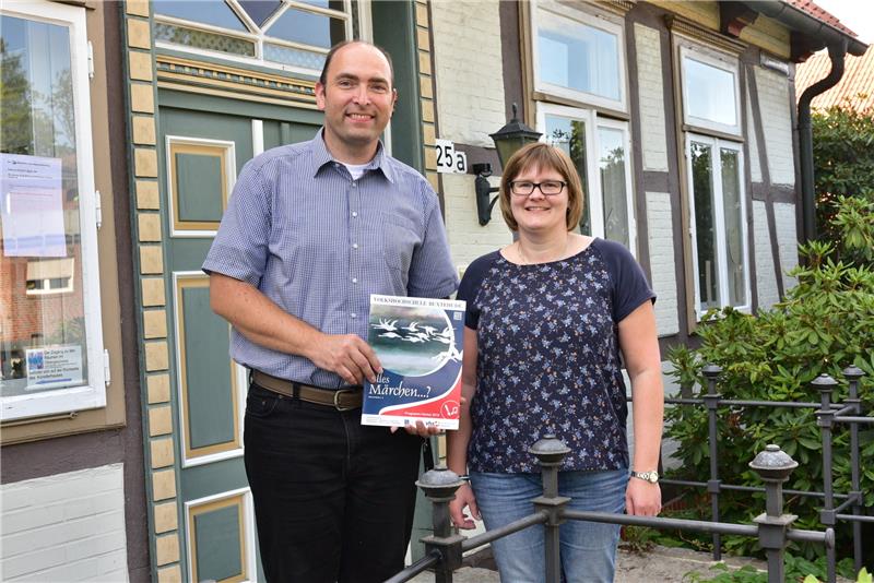 Neustart bei der Volkshochschule in Harsefeld: Ron Vollrath und Annika Wohlers präsentieren das Programm.  Foto Beneke