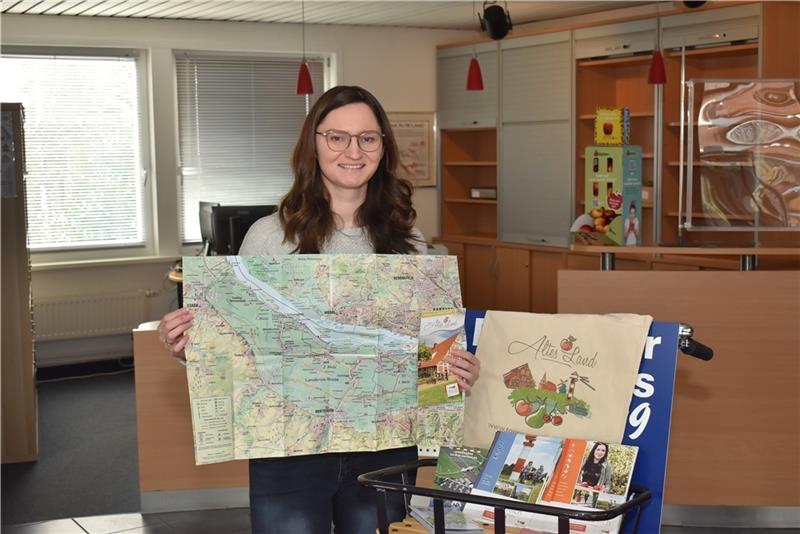 Neustart im Alten Land: Paulina Stockschläder von der Tourist-Info der Altländer Kommunen hält die kostenlose Radwanderkarte in der „neuen“ Info im Haus der Maritimen Landschaft in Grünendeich in ihren Händen.