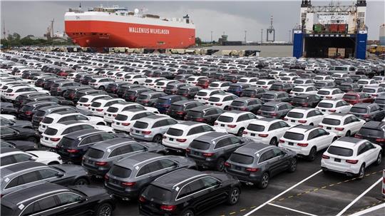 Neuwagen stehen auf dem Autoterminal. Der Ehemann von Ekaterina B. hat hier gearbeitet - sehr viel, aber auch erfolgreich, berichten seine Kollegen. Foto: dpa