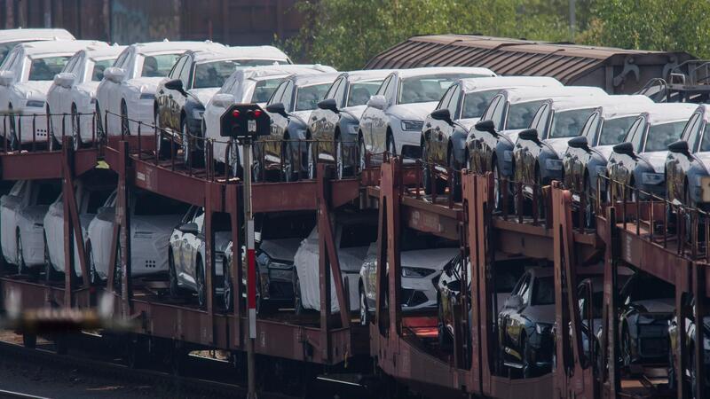 Ifo-Institut: Autoindustrie im Abschwung Neuwagen stehen auf einem Güterzug am Güterbahnhof in Seelze in der Region Hannover. Die Stimmung in der deutschen Autoindustrie hat sich im November weiter verschlechtert.