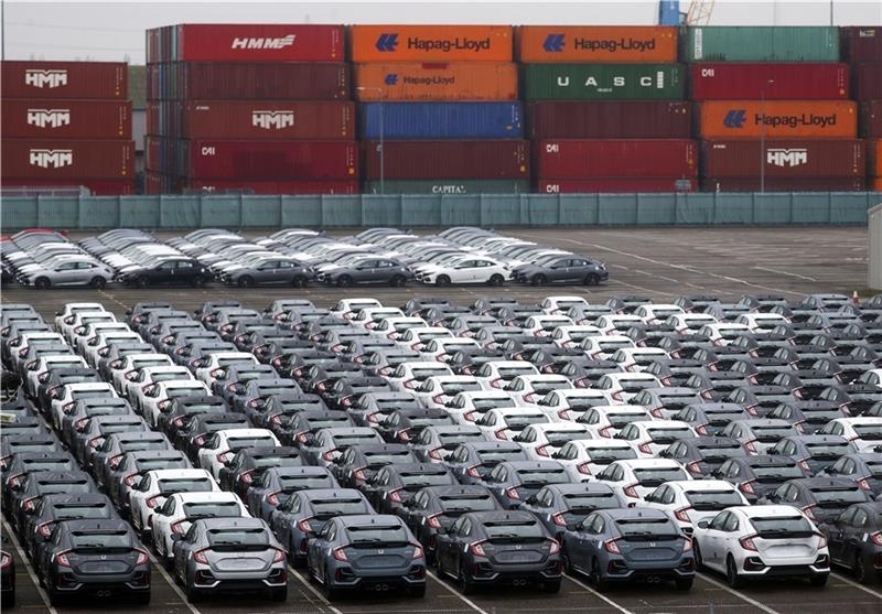 Neuwagen stehen zur Verschiffung bereit – allerdings übersteigt die Nachfrage mitunter das Angebot, lange Wartezeiten sind die Folge.