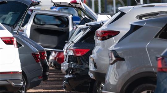 Neuwagen und Gebrauchtwagen stehen bei einem Autohändler nebeneinander. Gründe für den Preisverfall seien zum einen die stagnierende Nachfrage nach E-Autos generell.