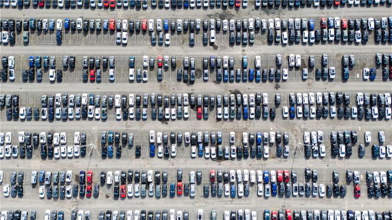 Neuwagen von Volkswagen stehen auf dem Gelände vom VW Stammwerk.