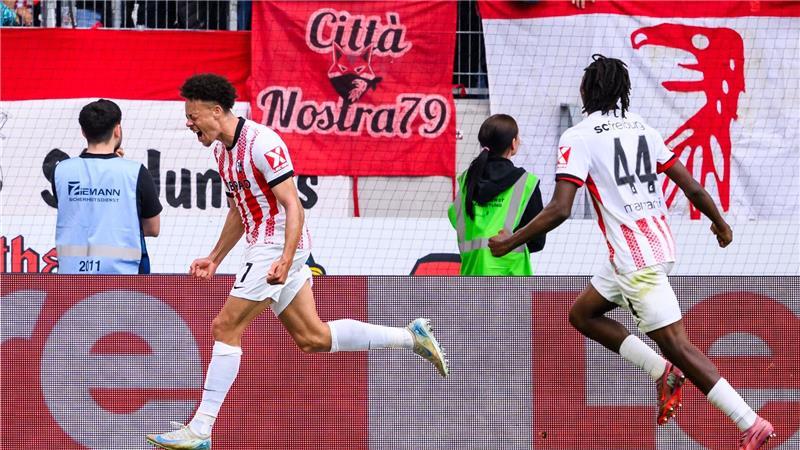 Dank Jokertoren: Freiburg dreht Partie nach VfB-Hackentor Neuzugang Derry Scherhant trifft für den SC Freiburg.