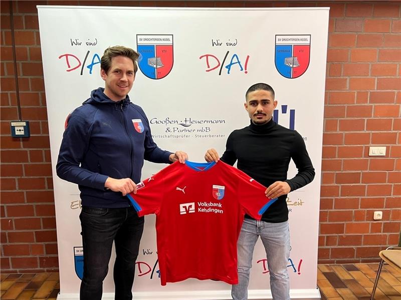 D/A holt schnellen Außenspieler aus Bremen Neuzugang Hamid (r.) und D/A-Teammanager Sören Behrmann. Foto: Verein