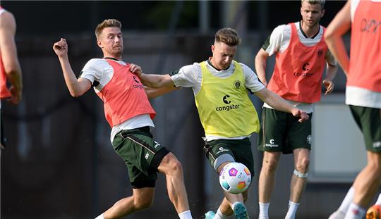 Neuzugang Hauke Wahl (l) und Johannes Eggestein (M) im Training. Eggestein und Wahl erzielten im Testspiel beim schottischen Club Dunfermline Athletic die ersten beiden Treffer. Foto: Michael Schwartz/dpa