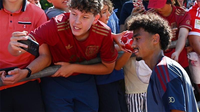 Neuzugang Nathaniel Brown lässt sich von den Fans fotografieren.