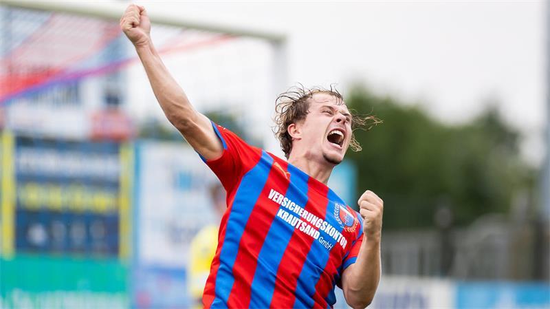 „Der Ball klebt“: So ordnet D/A das durchwachsene Pokalspiel ein Neuzugang Tom Sanne bleibt eiskalt beim Strafstoß und rettet seine Mannschaft in die Verlängerung.