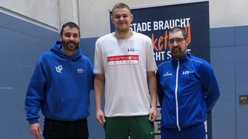Nach plötzlichem Moemeka-Abgang: Das ist Stades neuer Center Neuzugang Vytautas Meistas (Mitte) mit Joan Rallo Fernández (links) und Thomas Bolz.