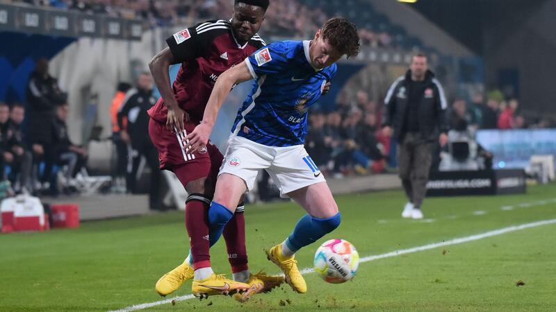 Nächster Transfer: Osnabrück holt auch Amerikaner Kayo Neuzugang beim VfL Osnabrück: Der frühere Nürnberger und Ingolstädter Bryang Kayo (l).